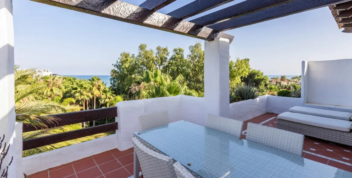 Long-term rent of penthouse in Puerto Banús 1