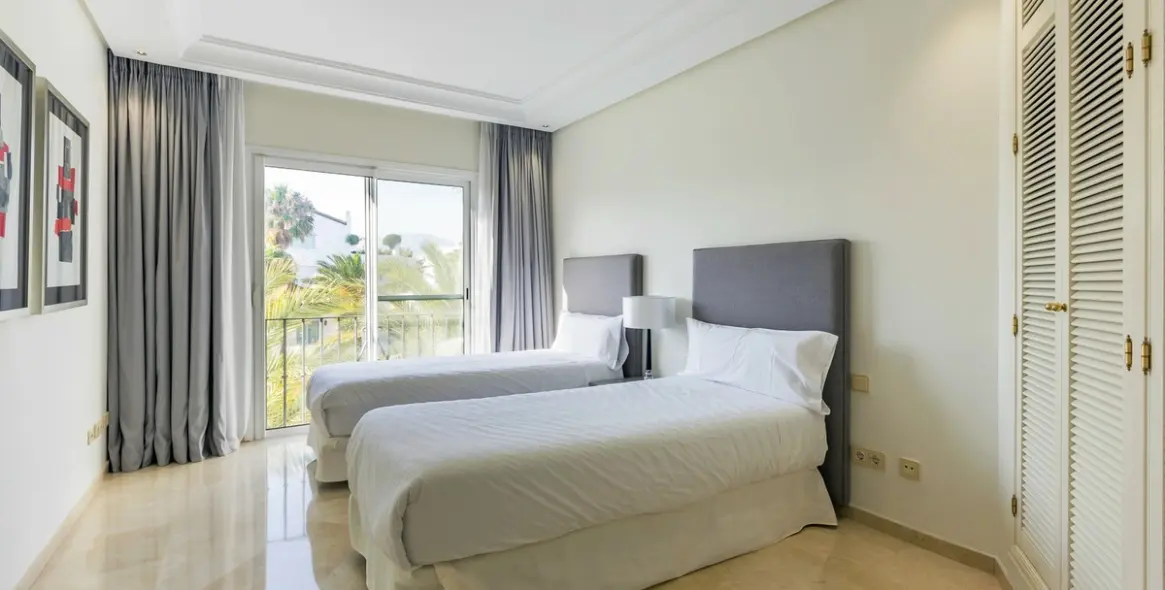 Short-term rent of penthouse duplex in Puerto Banús 10