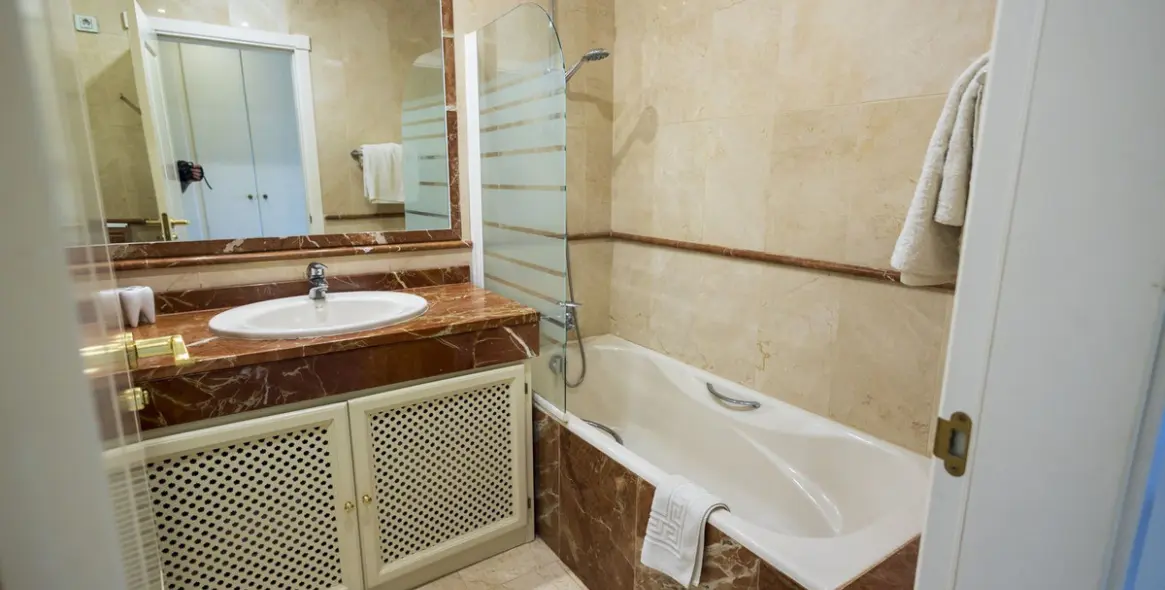 Long-term rent of ground floor apartment in Hacienda del Sol 15