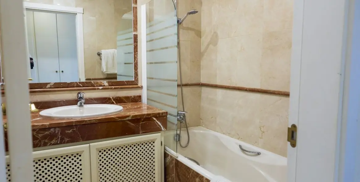 Long-term rent of ground floor apartment in Hacienda del Sol 19