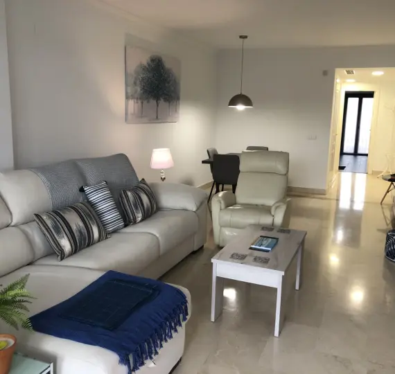 Alquiler a corto plazo de apartamento en planta media en San Pedro de Alcántara