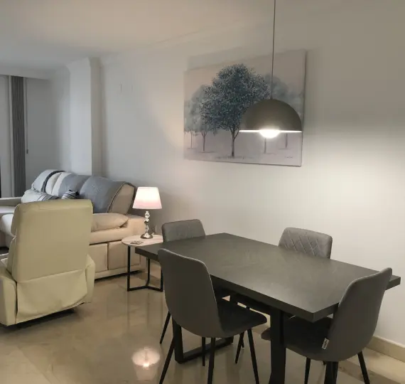 Alquiler a corto plazo de apartamento en planta media en San Pedro de Alcántara