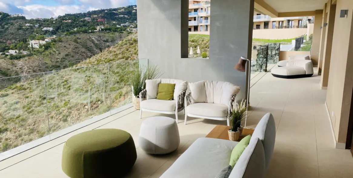 Short-term rent of middle floor apartment in Benahavís 26