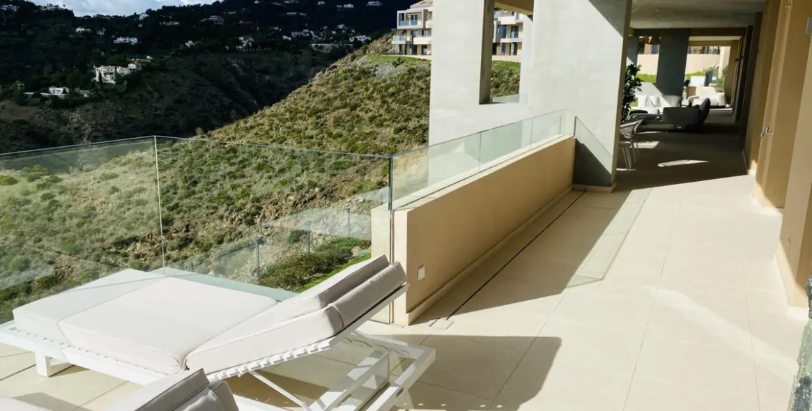 Short-term rent of middle floor apartment in Benahavís 36