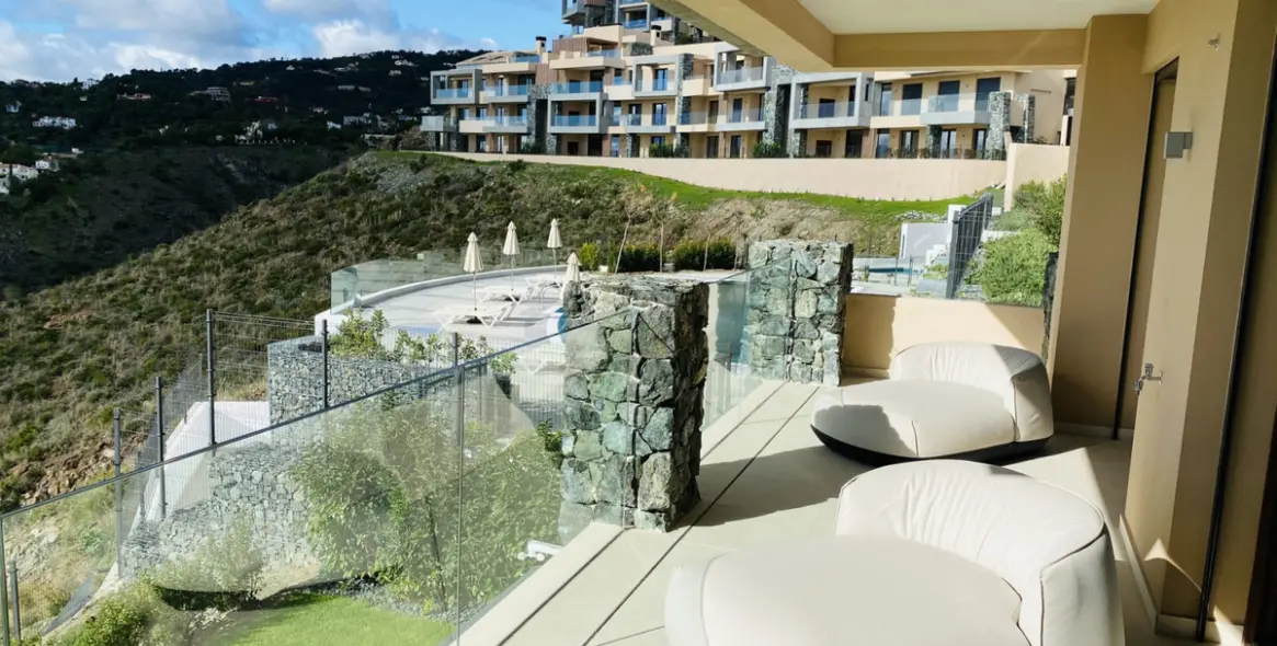 Short-term rent of middle floor apartment in Benahavís 42