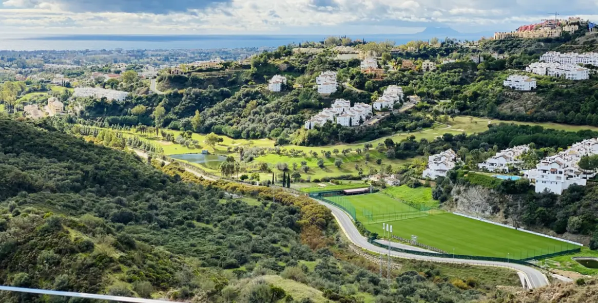 Short-term rent of middle floor apartment in Benahavís 47