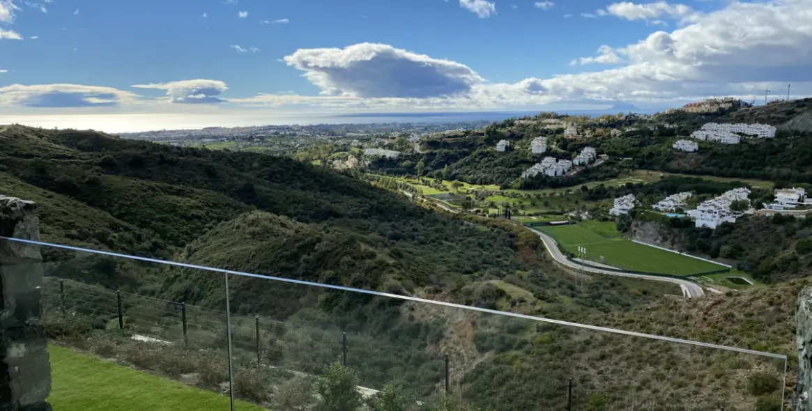 Short-term rent of middle floor apartment in Benahavís 48