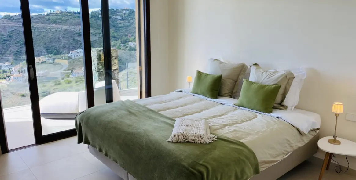 Short-term rent of middle floor apartment in Benahavís 54