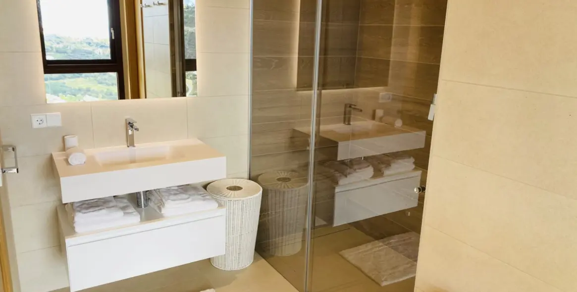 Short-term rent of middle floor apartment in Benahavís 55