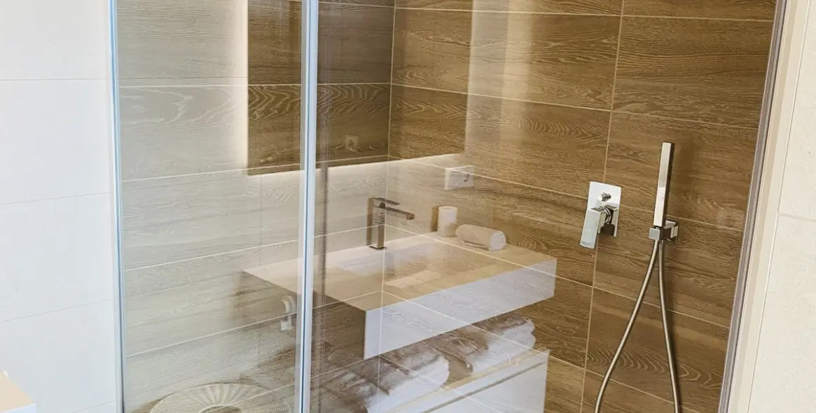 Short-term rent of middle floor apartment in Benahavís 57