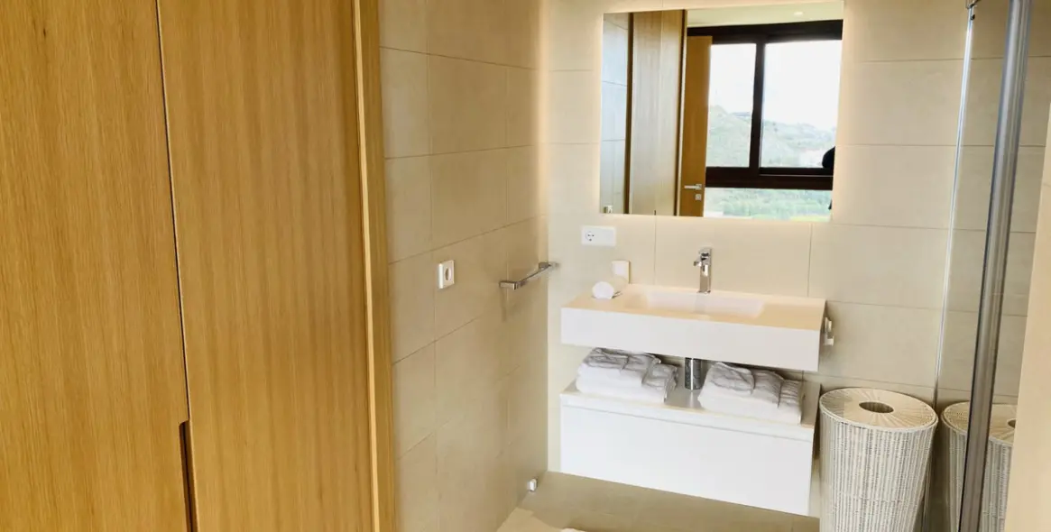 Short-term rent of middle floor apartment in Benahavís 59