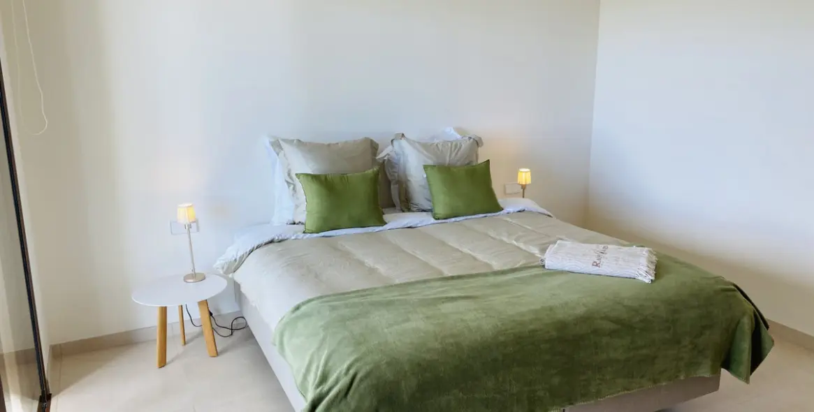 Short-term rent of middle floor apartment in Benahavís 61