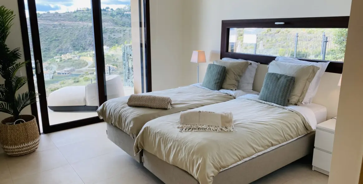 Short-term rent of middle floor apartment in Benahavís 66