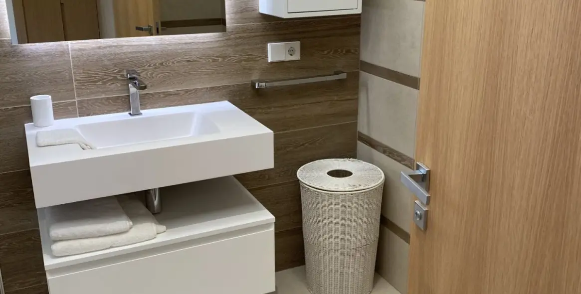 Short-term rent of middle floor apartment in Benahavís 69