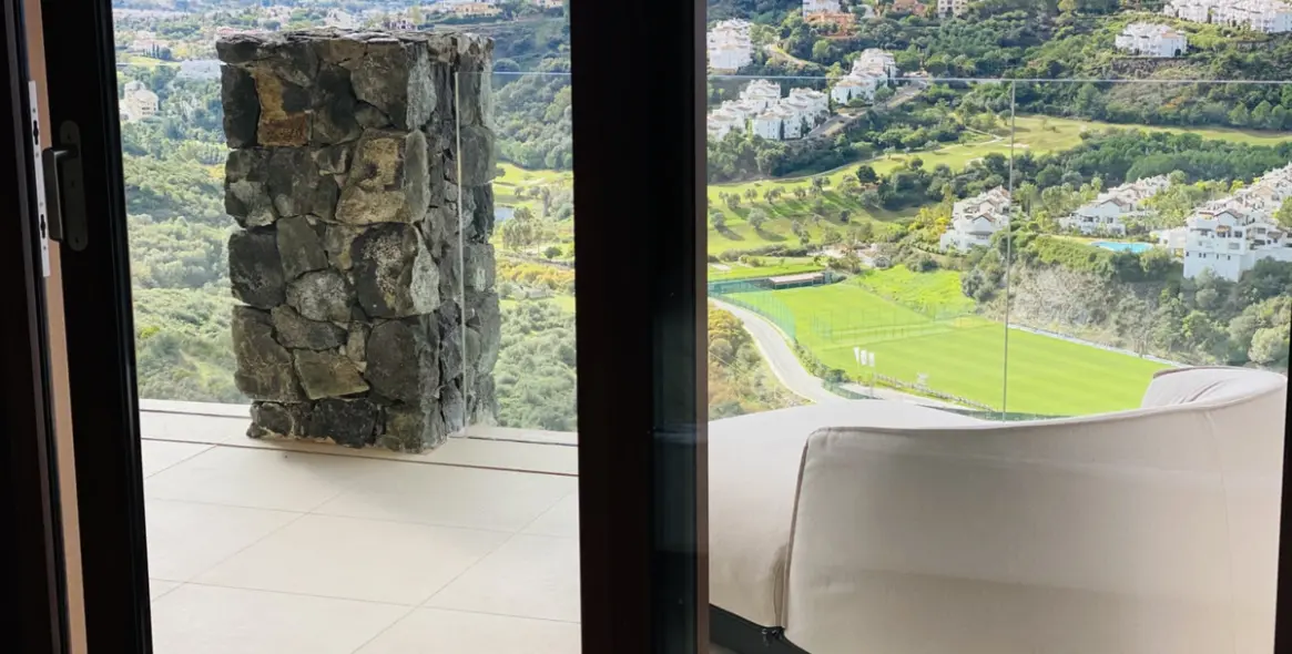 Short-term rent of middle floor apartment in Benahavís 76