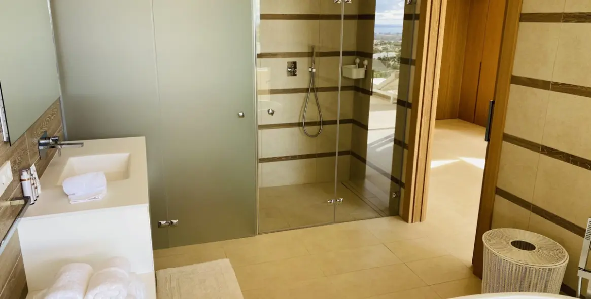 Short-term rent of middle floor apartment in Benahavís 12