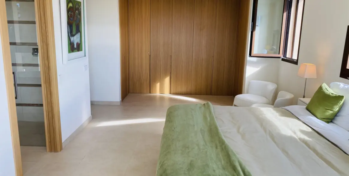 Short-term rent of middle floor apartment in Benahavís 13