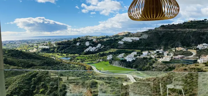 Short-term rent of middle floor apartment in Benahavís 2