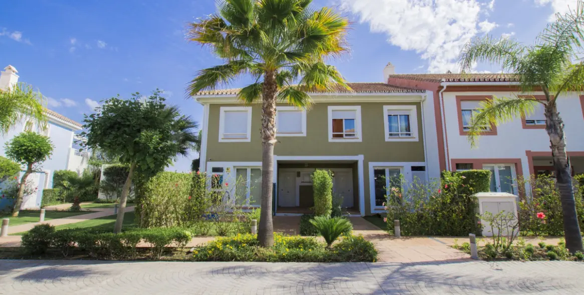 Short-term rent of townhouse in New Golden Mile 16