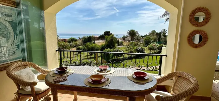 Short-term rent of middle floor apartment in Elviria 0