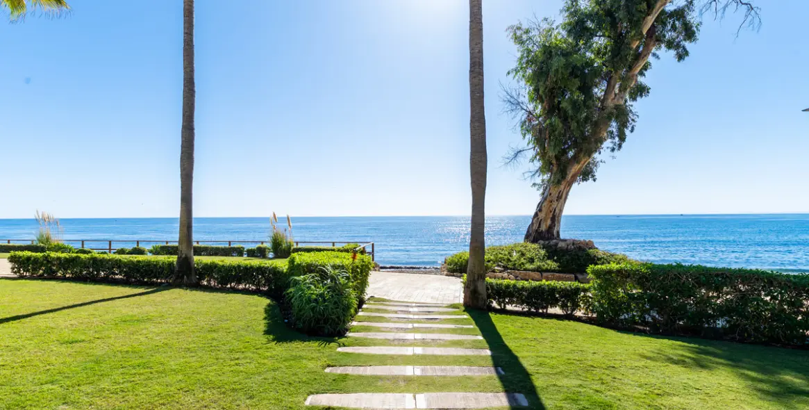 Short-term rent of penthouse duplex in Estepona 30