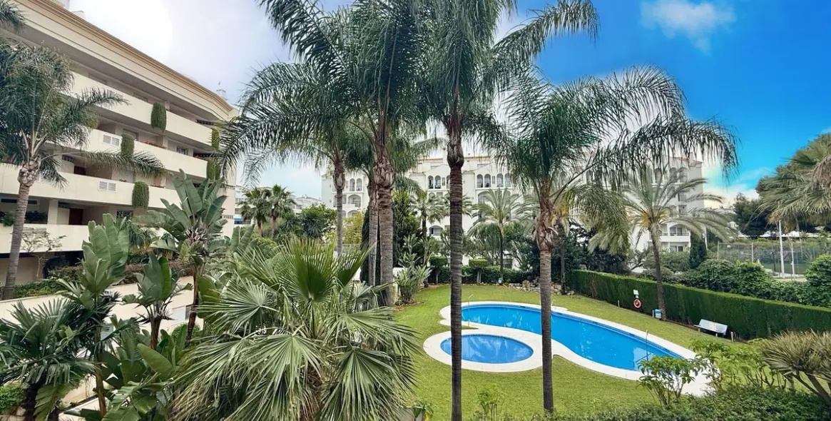 Alquiler a corto plazo de apartamento en planta media en Puerto Banús 1