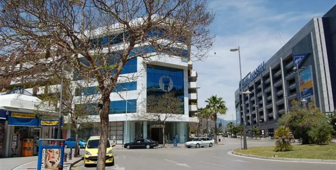 Alquiler a corto plazo de apartamento en planta media en Puerto Banús 2