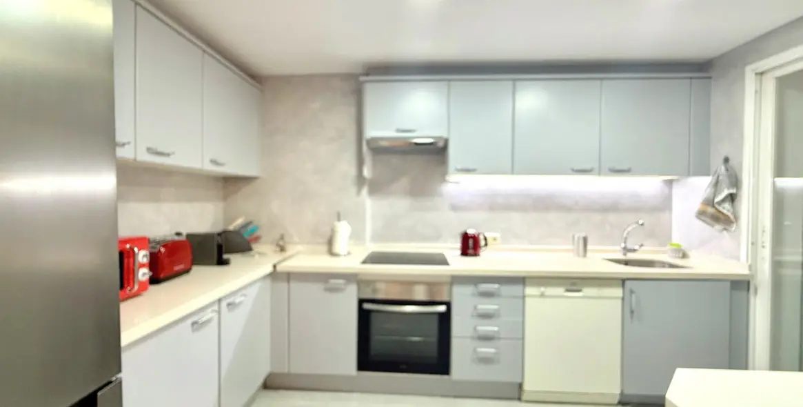 Alquiler a corto plazo de apartamento en planta media en Puerto Banús 12