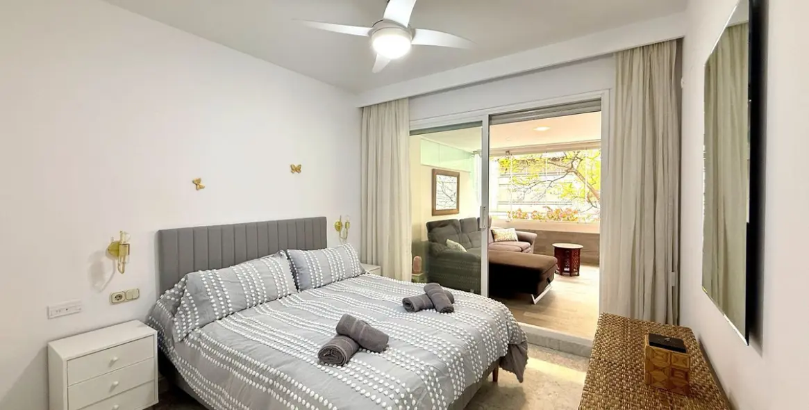 Alquiler a corto plazo de apartamento en planta media en Puerto Banús 13
