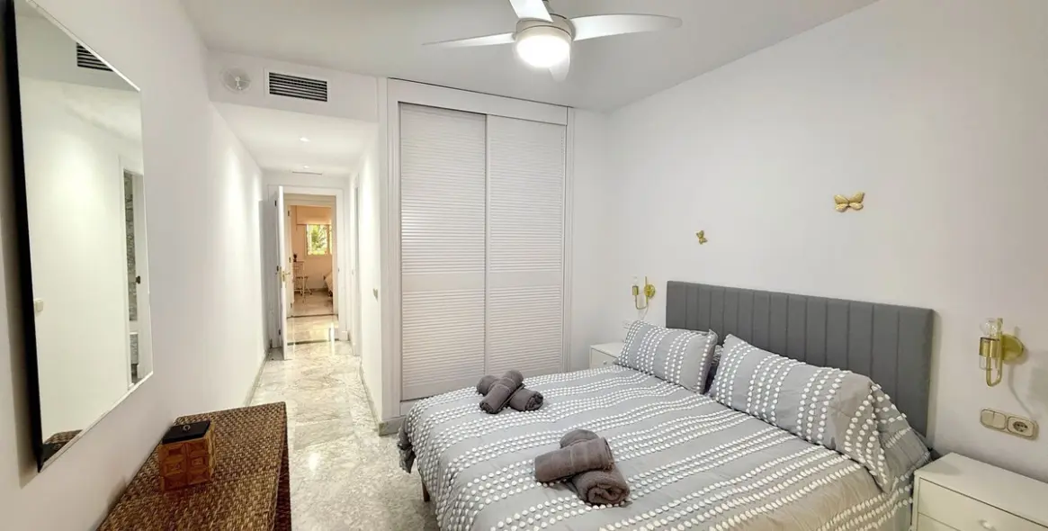 Alquiler a corto plazo de apartamento en planta media en Puerto Banús 14
