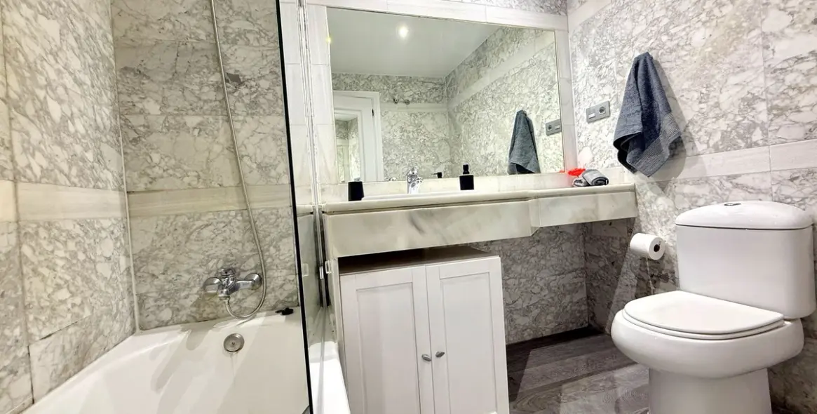 Alquiler a corto plazo de apartamento en planta media en Puerto Banús 15