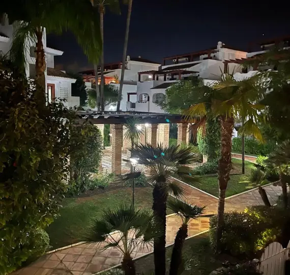 Alquiler a corto plazo de apartamento en planta media en San Pedro de Alcántara