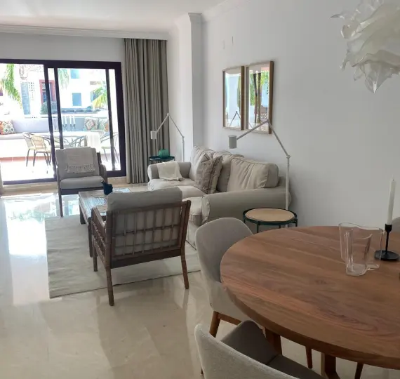 Alquiler a corto plazo de apartamento en planta media en San Pedro de Alcántara