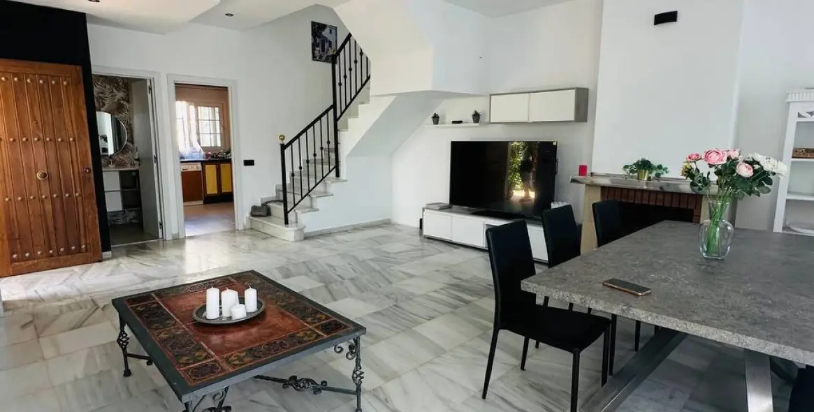 Long-term rent of semi-detached house in The Golden Mile 3