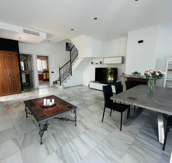 Long-term rent of semi-detached house in The Golden Mile