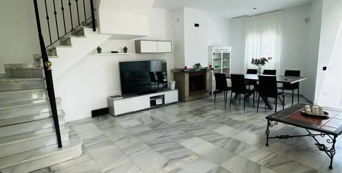 Long-term rent of semi-detached house in The Golden Mile 5