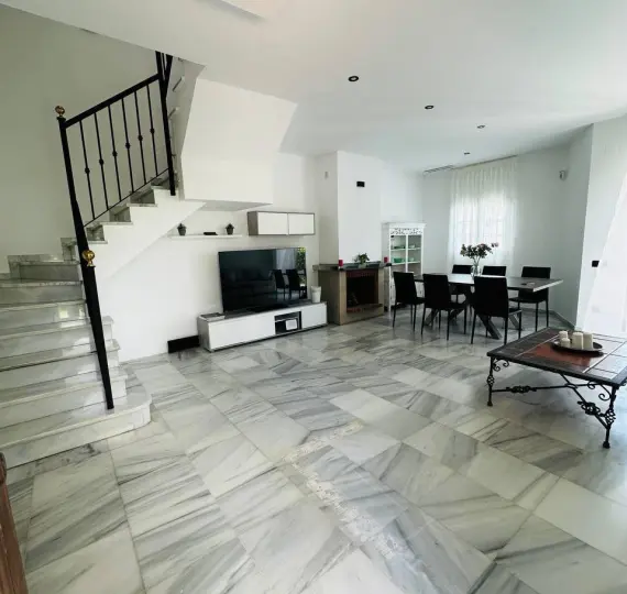 Long-term rent of semi-detached house in The Golden Mile