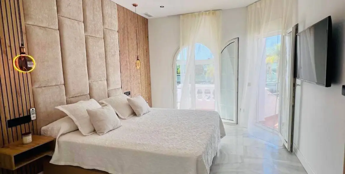 Long-term rent of semi-detached house in The Golden Mile 6