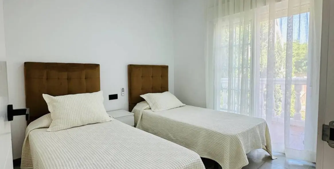 Long-term rent of semi-detached house in The Golden Mile 13