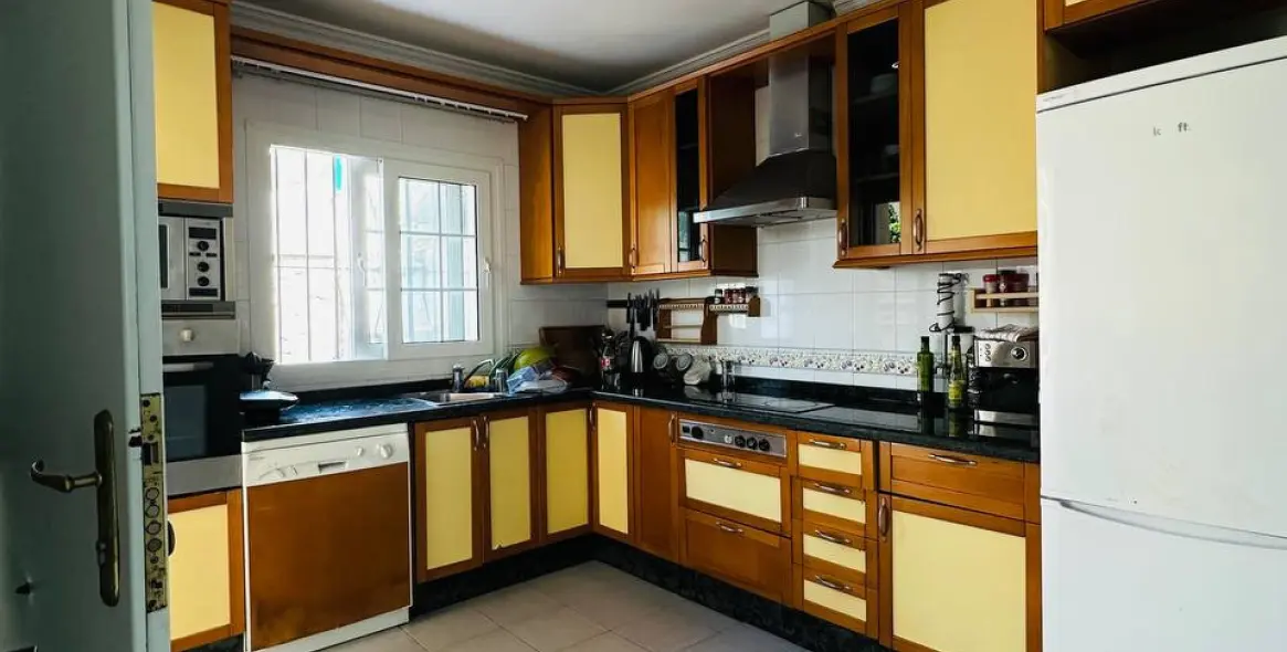 Long-term rent of semi-detached house in The Golden Mile 17