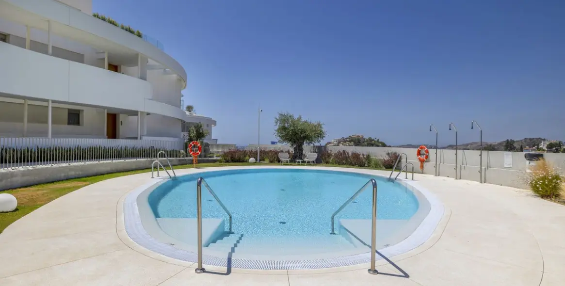 Short-term rent of middle floor apartment in Benahavís 42