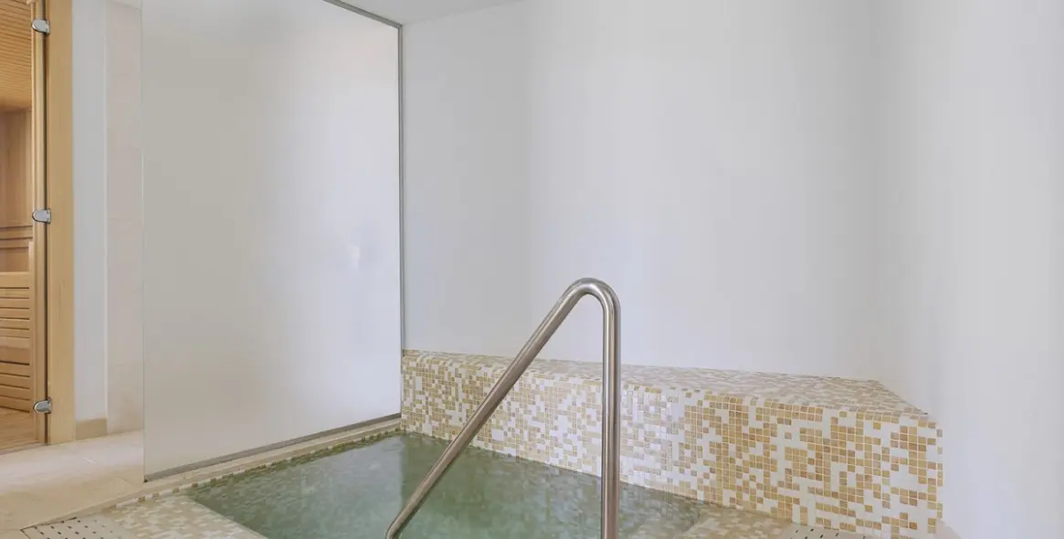 Short-term rent of middle floor apartment in Benahavís 45