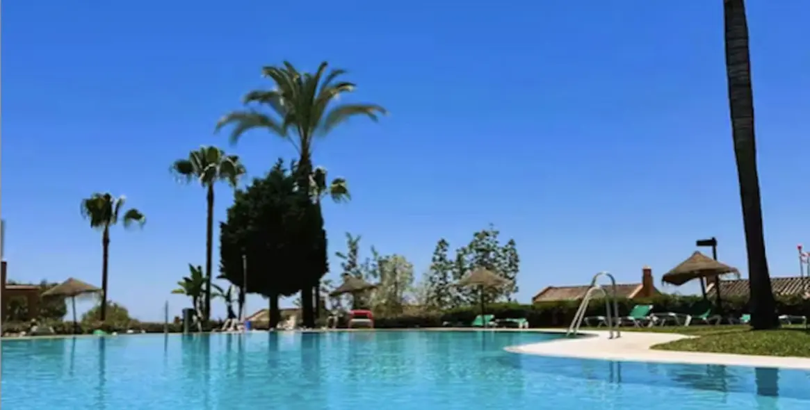 Short-term rent of middle floor apartment in Elviria 13