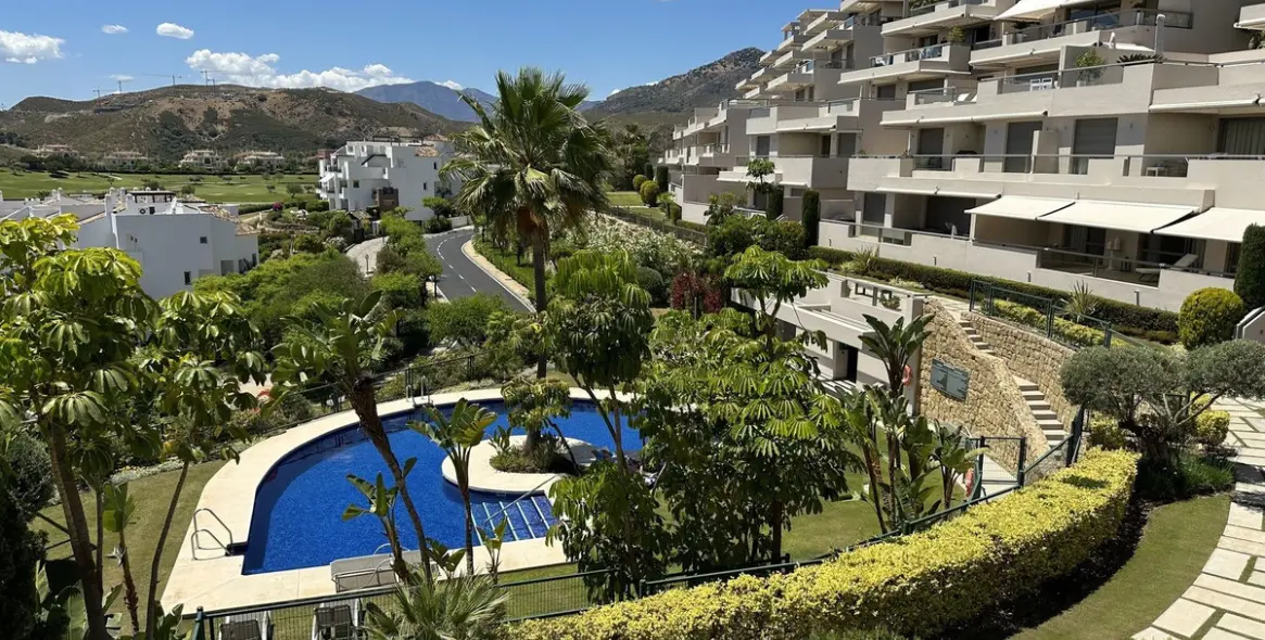 Short-term rent of middle floor apartment in Benahavís 2