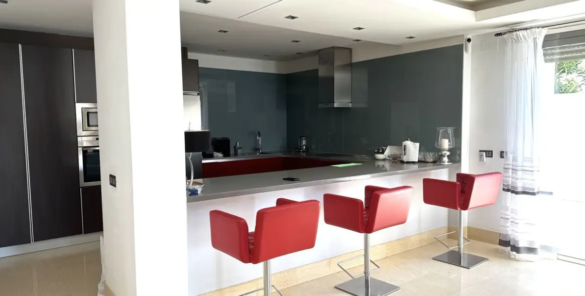 Short-term rent of middle floor apartment in Benahavís 12