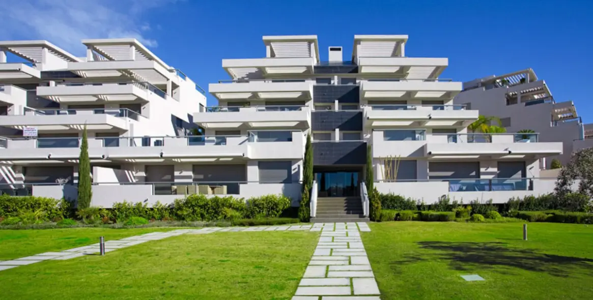 Short-term rent of middle floor apartment in Benahavís 20