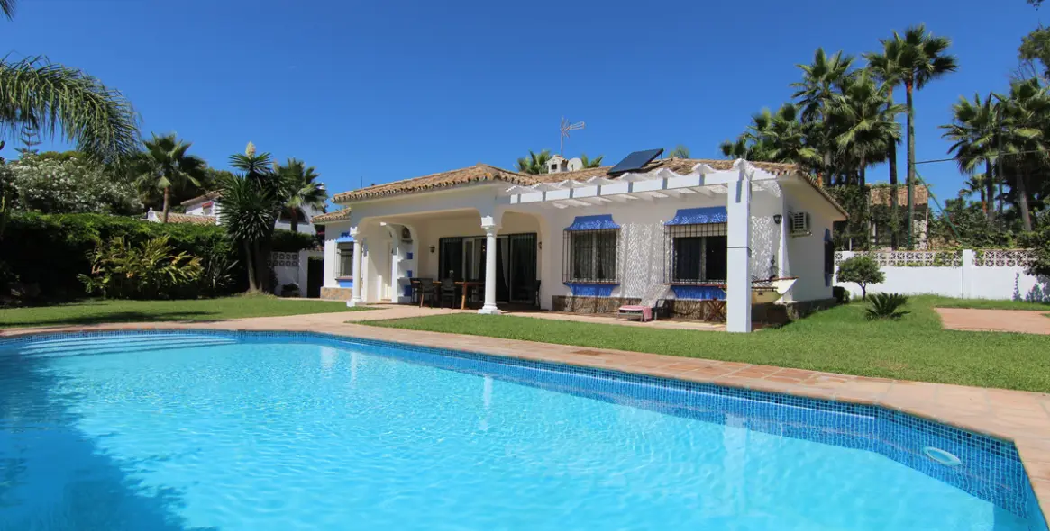 Short-term rent of detached villa in Estepona 1
