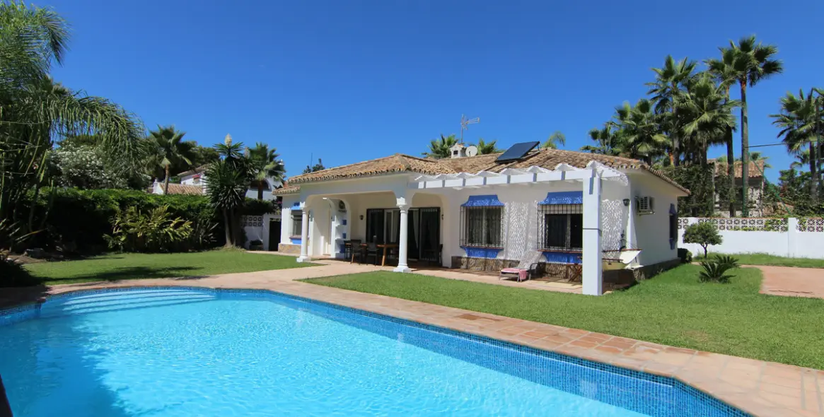 Short-term rent of detached villa in Estepona 20