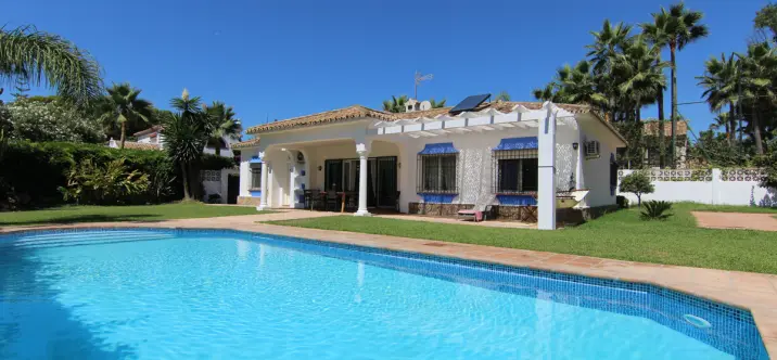 Short-term rent of detached villa in Estepona 0