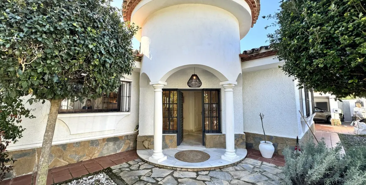 Долгосрочная аренда  отдельно стоящей виллы в El Paraiso 11